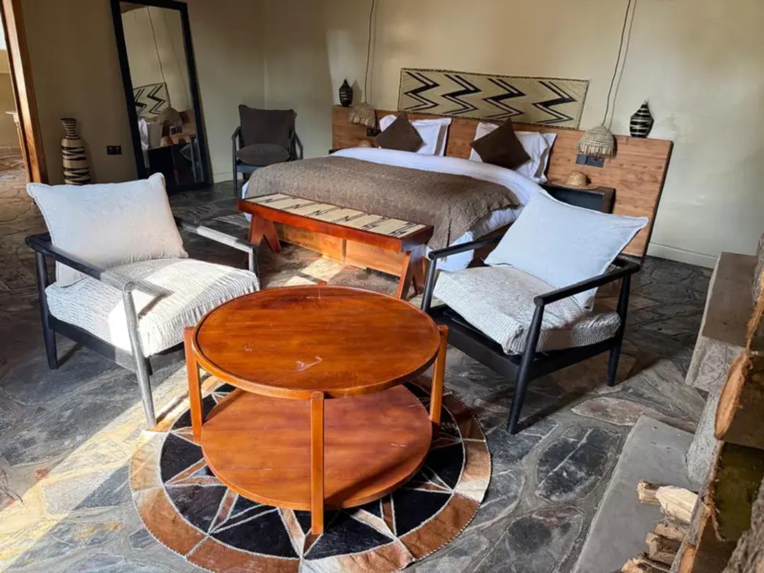 Guest suite sitting area